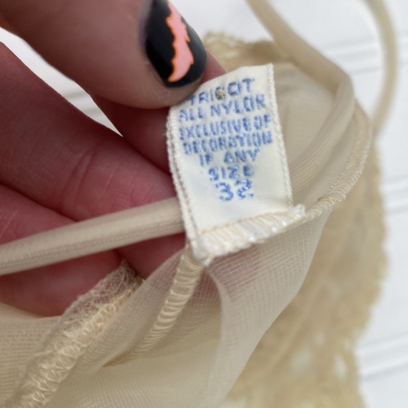 Vintage Vanity Fair lace and nylon nightie with sleeveless matching robe… - Picture 9 of 14